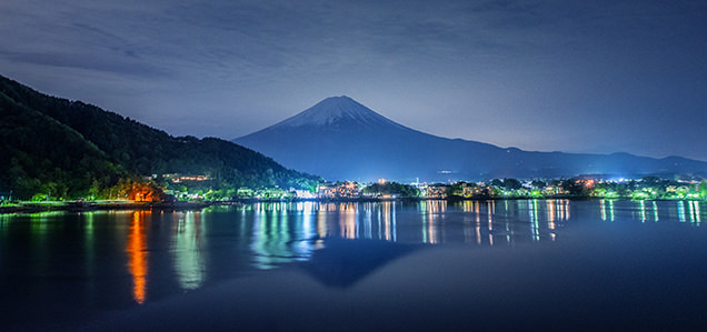 逆さ富士と河口湖夜景