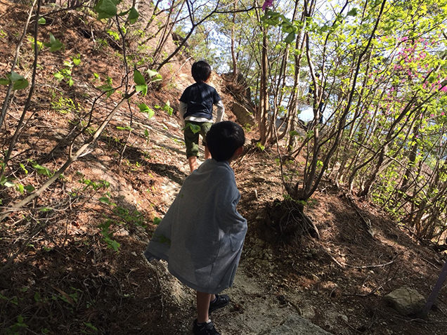 弥三郎岳への山道を歩く息子たち