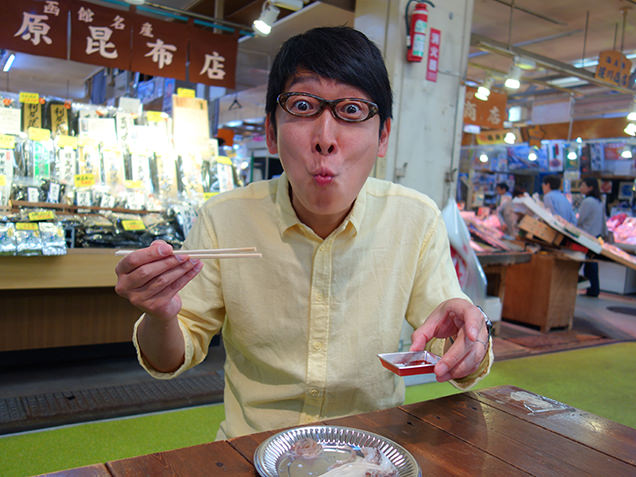 函館朝市駅二市場　イカ刺しを食べる吉川正洋