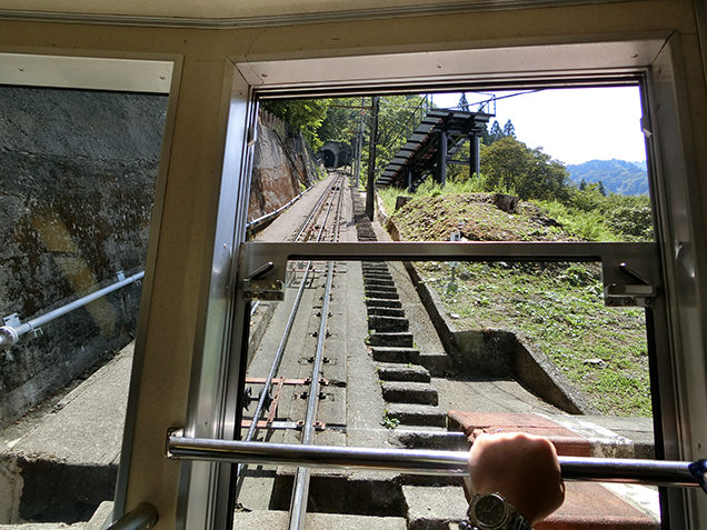 立山ケーブルカー　車窓