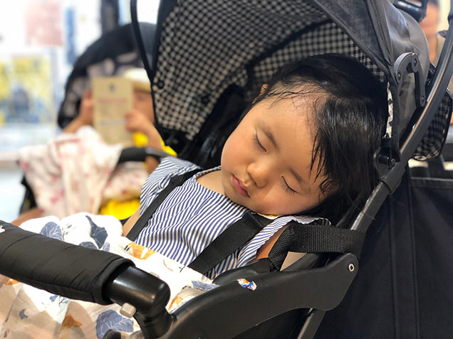 ベビーカーで眠る子ども