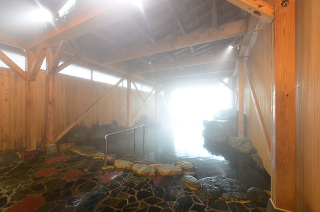 別館の天然岩風呂（氷見温泉郷 うみあかり提供写真）