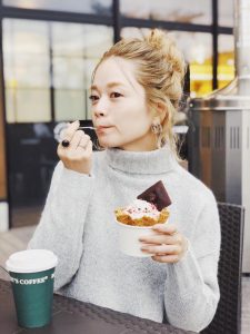 ソフトクリームを食べる筆者