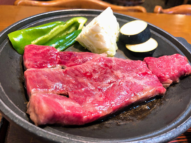 飛騨牛ステーキを焼く
