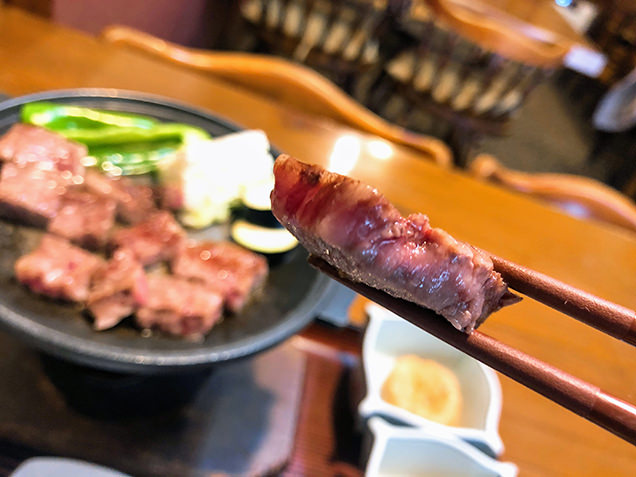 飛騨牛ステーキを食べる
