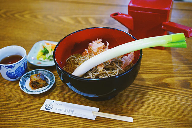 大内宿の名物「高遠そば（ネギそば）」。