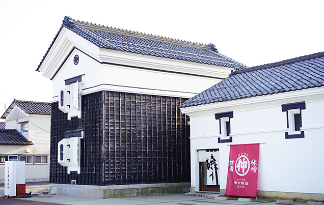 左）古町糀製造所・蔵座敷店　右）峰村醸造