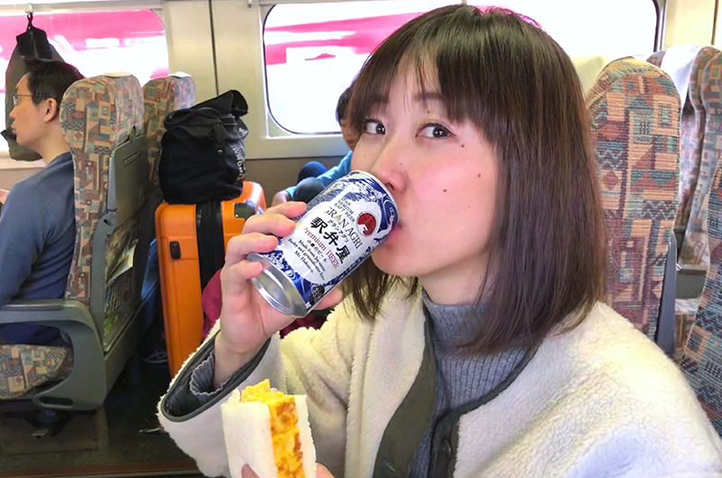 ビールを飲む筆者