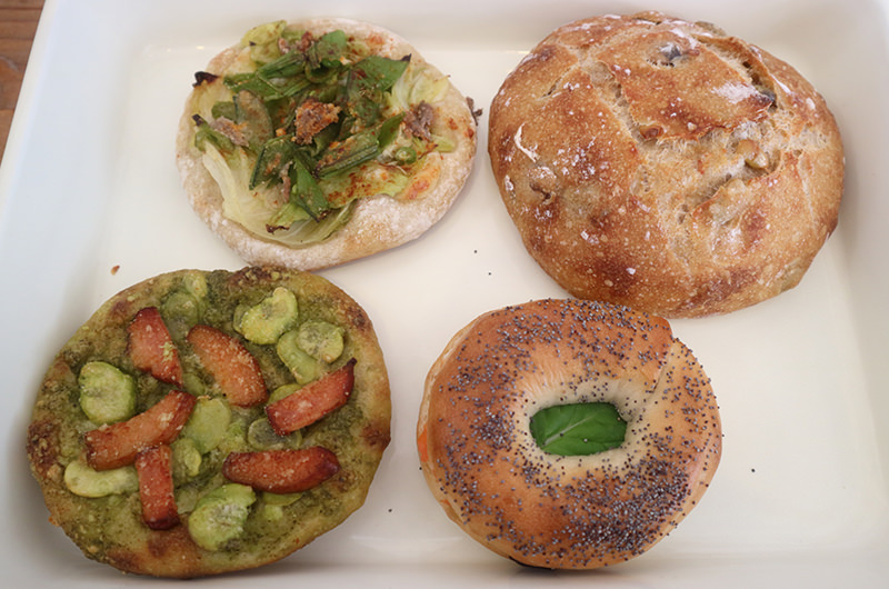 春キャベツとスナップエンドウ、くらかけ豆のパン、ベーグル＆ロックス、そら豆のバジルペスト