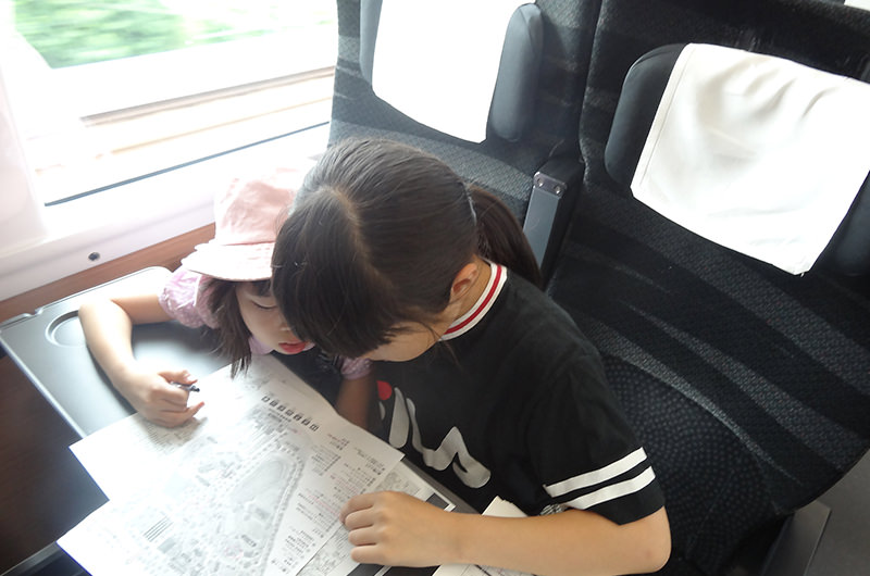 座席で旅の予習
