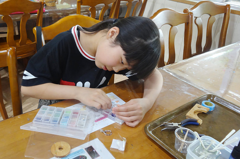 クラフト体験でガラスドームを作成