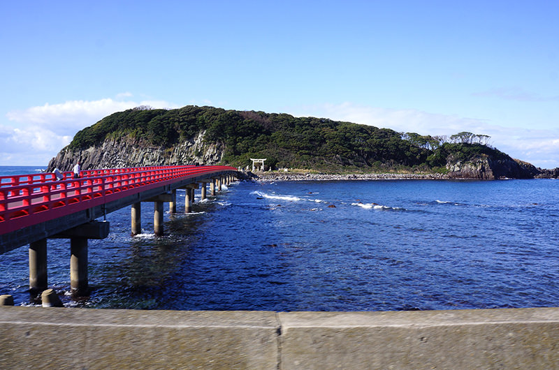バスの車窓からは美しい海が