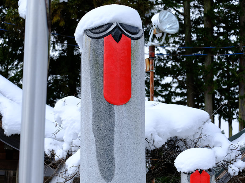 鷽の石像