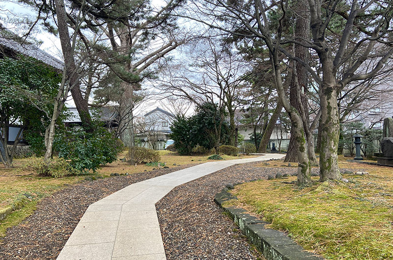 裏門から正楽寺の本堂へ続く小道