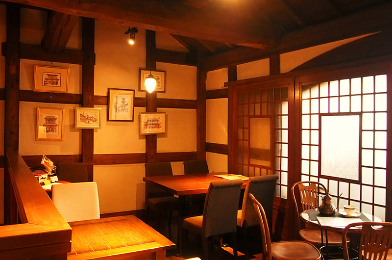 川越アートカフェ エレバート 店内
