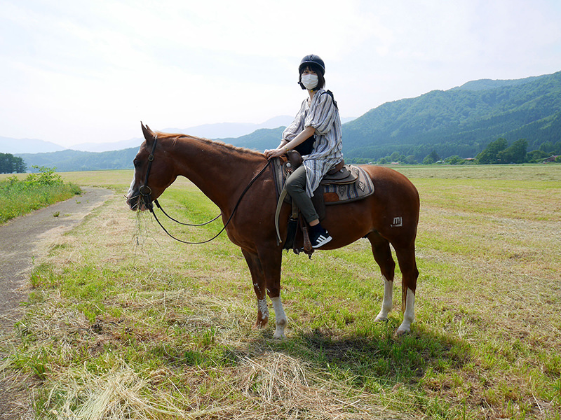 乗馬中の筆者