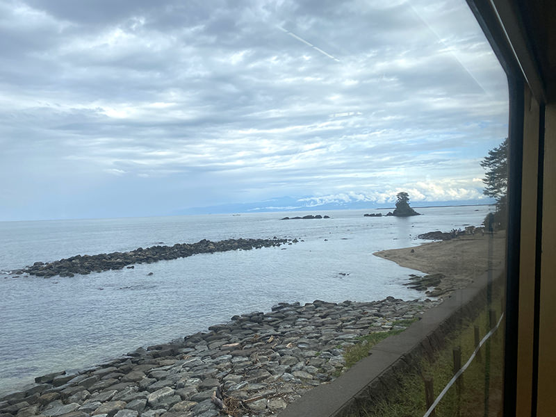 車窓　雨晴海岸付近