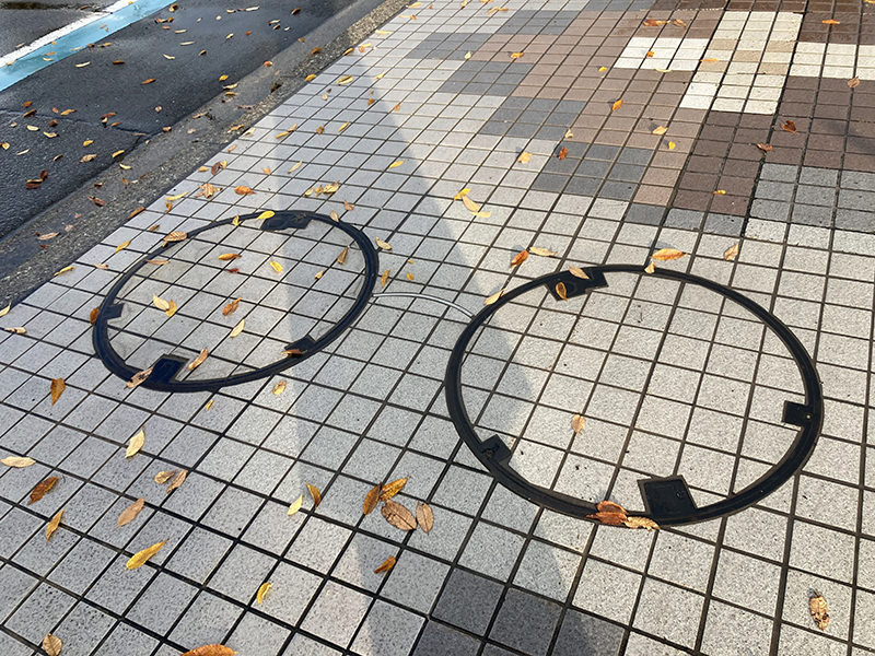 メガネになっているマンホール