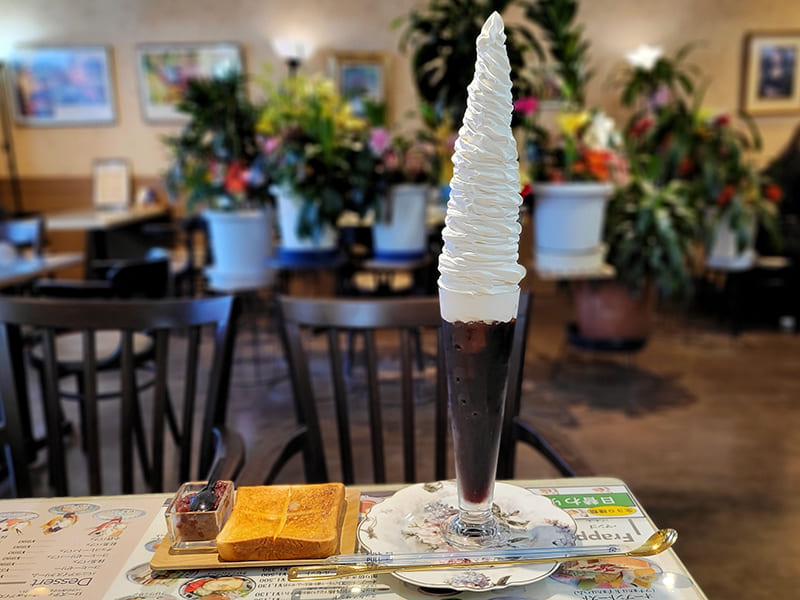アイスウインナーコーヒー　トースト