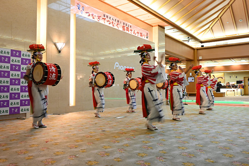 ホテル紫苑のロビーで楽しめる「つなぎでつなぐ 盛岡さんさ踊り」。