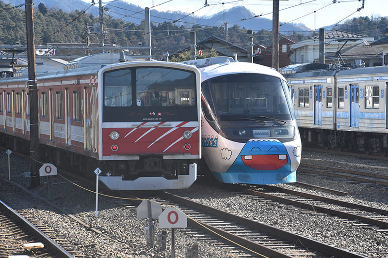 河口湖駅構内　フジサン特急（写真中央）