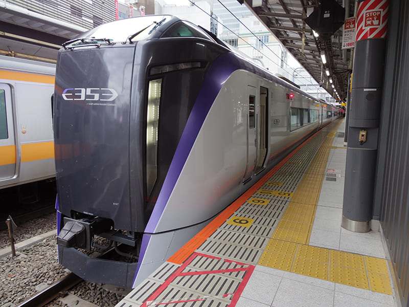 特急「あずさ」　新宿駅