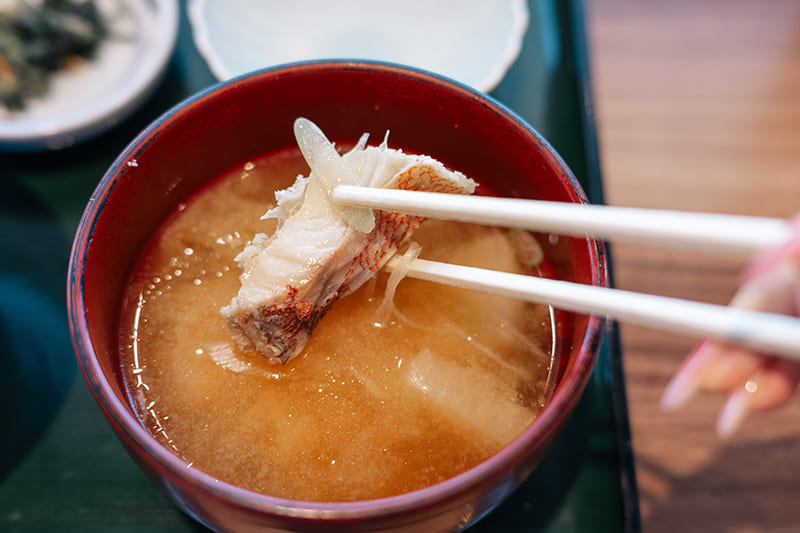 漁亭 浜や　あら汁