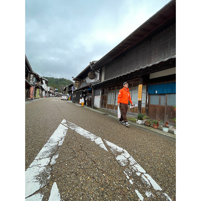 岩村城下町を歩く筆者