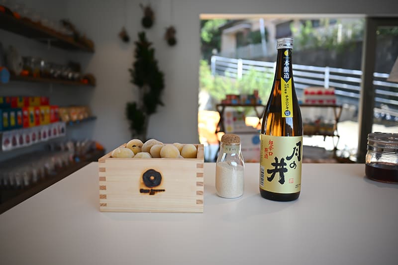 「オリジナル梅酒作り体験」材料　完熟梅、花見糖、月の井