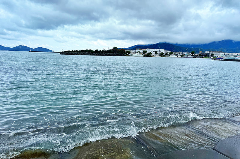  宿の近くの海