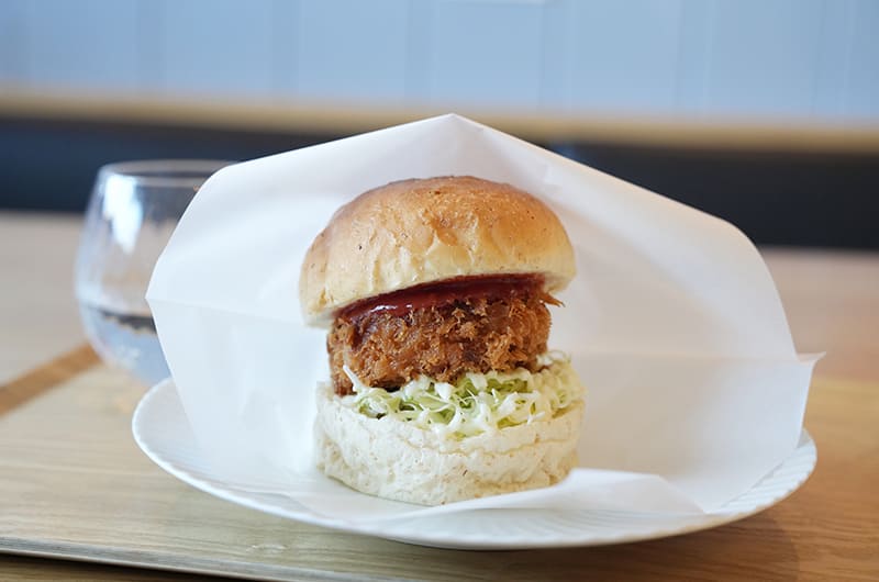 大林製菓のもちメンチカツバーガー