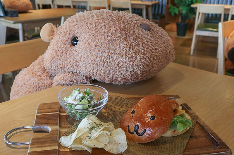 カピバラのぬいぐるみと相席