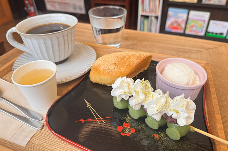 お団子セットとコーヒー、椎茸茶