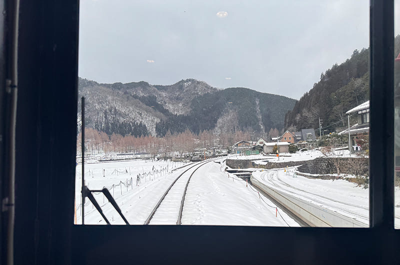 郡上八幡駅辺り　車窓の雪景色