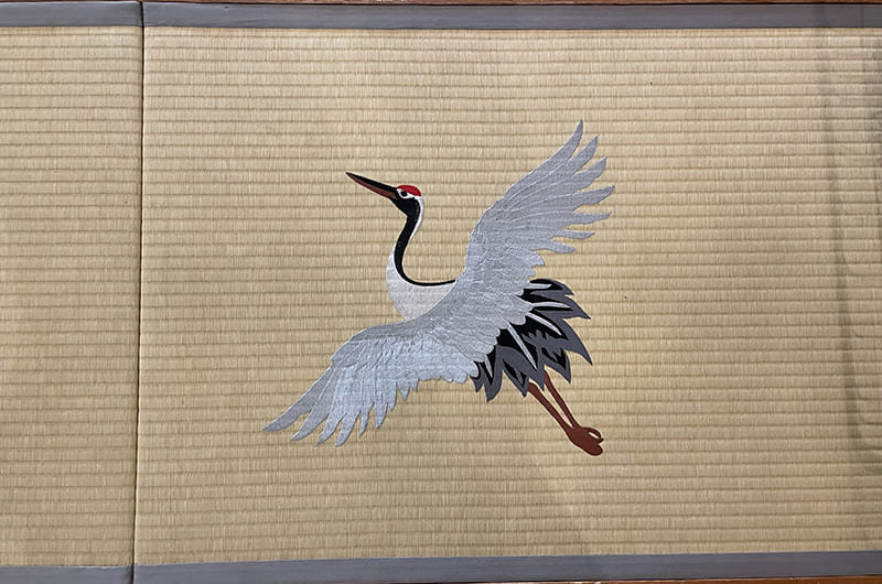 鶴が刺繍された畳