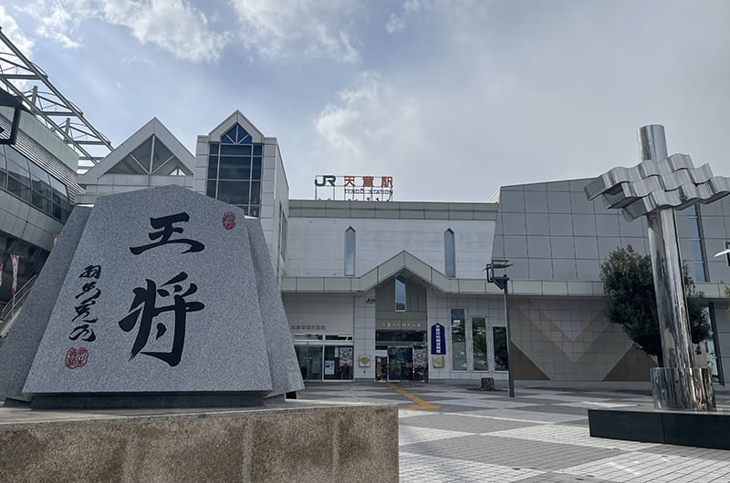 駅前にある将棋の王将駒をモチーフにした石像