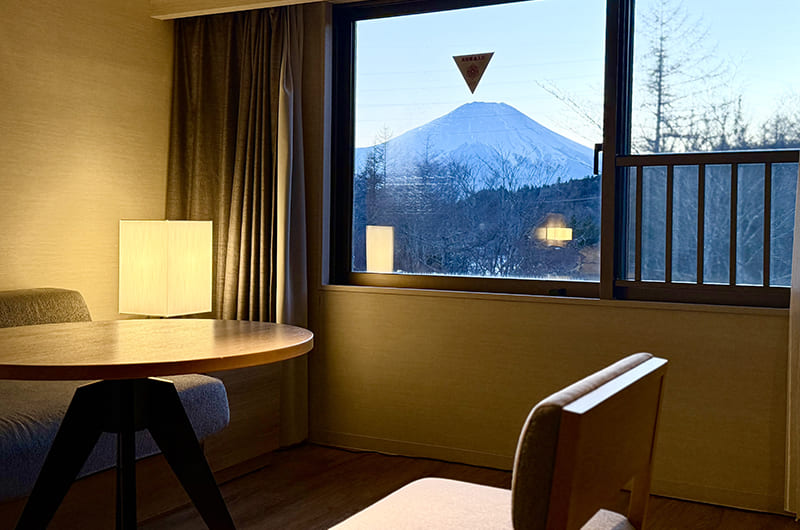 部屋の窓から見える富士山