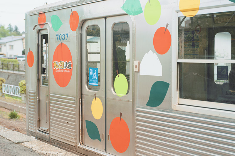 大鰐駅　りんごラッピング列車
