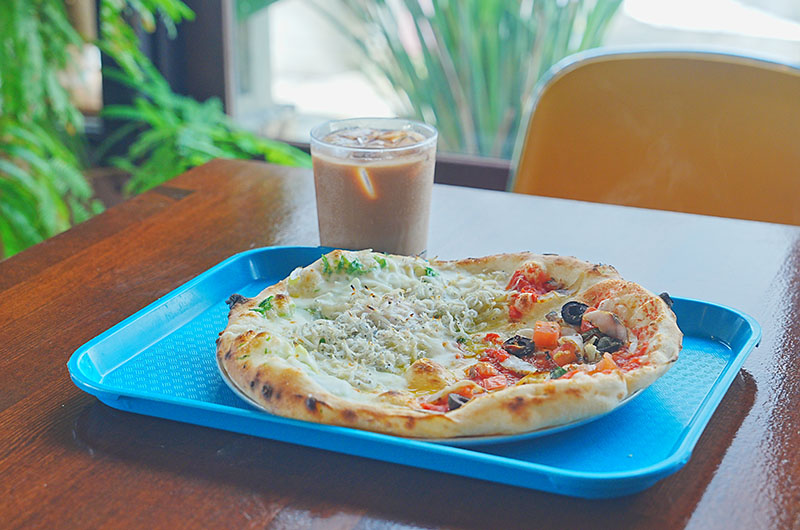「あじとうずわのマリナーラ＆ しらすと卵と青海苔のピザ」のハーフ＆ ハーフ　チャイ風アイスティー（現在は提供終了）