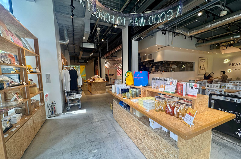 PEANUTS Cafe SUNNY SIDE kitchen内観