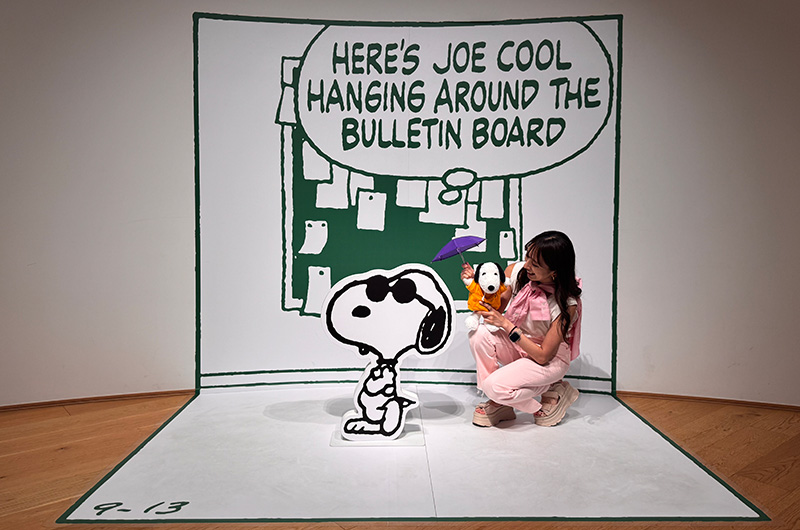 企画展「School Life of the Peanuts Gang』のフォトスポットと筆者