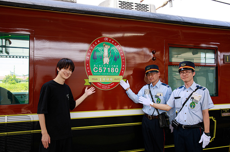 伊藤壮吾さん　SLばんえつ物語の前で記念撮影