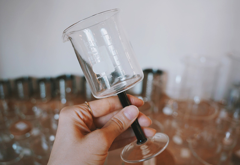 ビーカーを加工したグラス