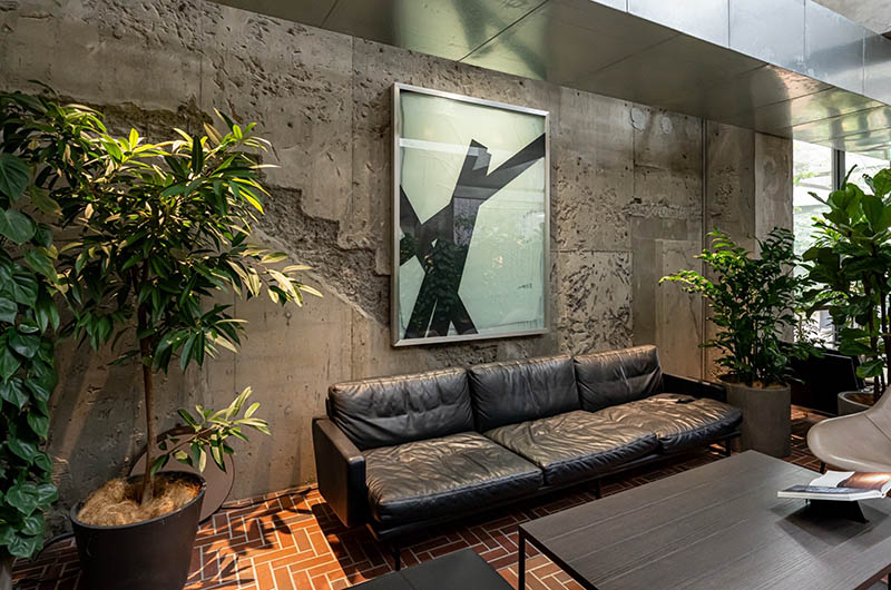 作品名《By physical or cognitive means(Broken Window Theory 02 August)》