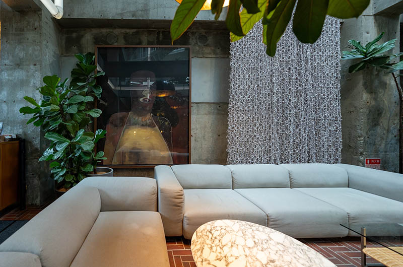 （ソファの奥右）作品名《Lightfalls》（左）作品名《The Demon of Jealousy》