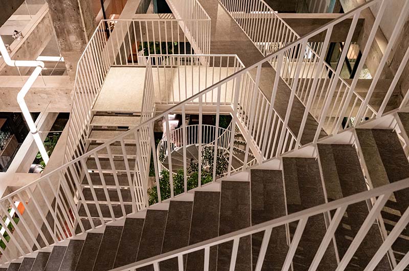 白井屋ホテル階段