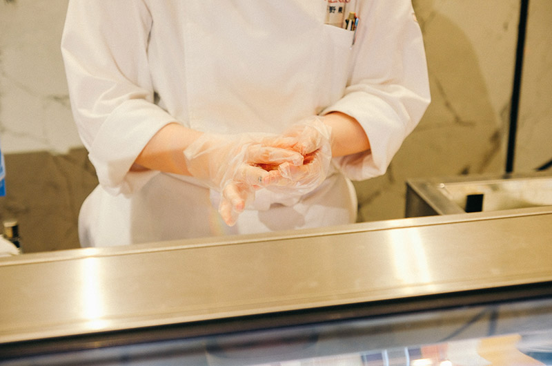 料理人の方が目の前で握るお寿司