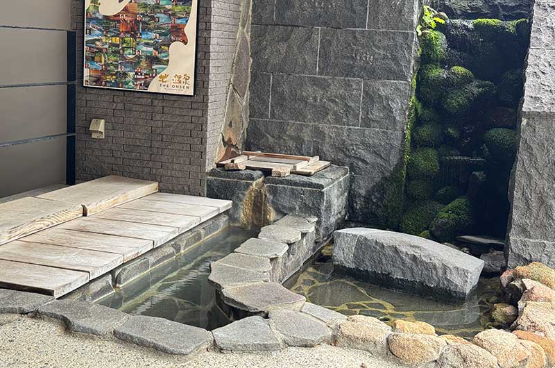 玄関脇にある足湯