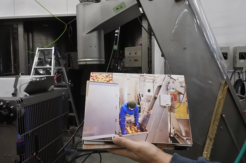 収穫シーズンの様子はパネルを使って紹介される