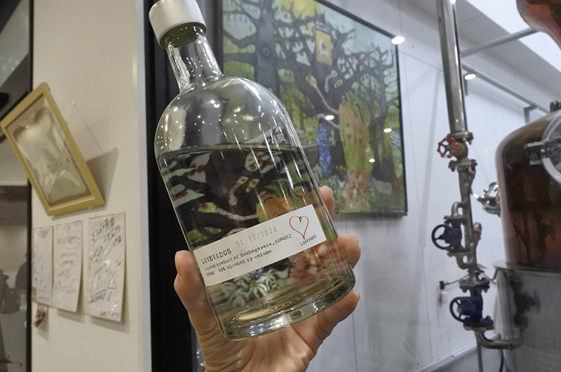 商品の裏ラベルとモチーフの絵画